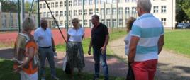 Przedstawiciele samorządu powiatu, dyrekcja szkoły oraz Wykonawcy podczas omawiania harmonogramu prac