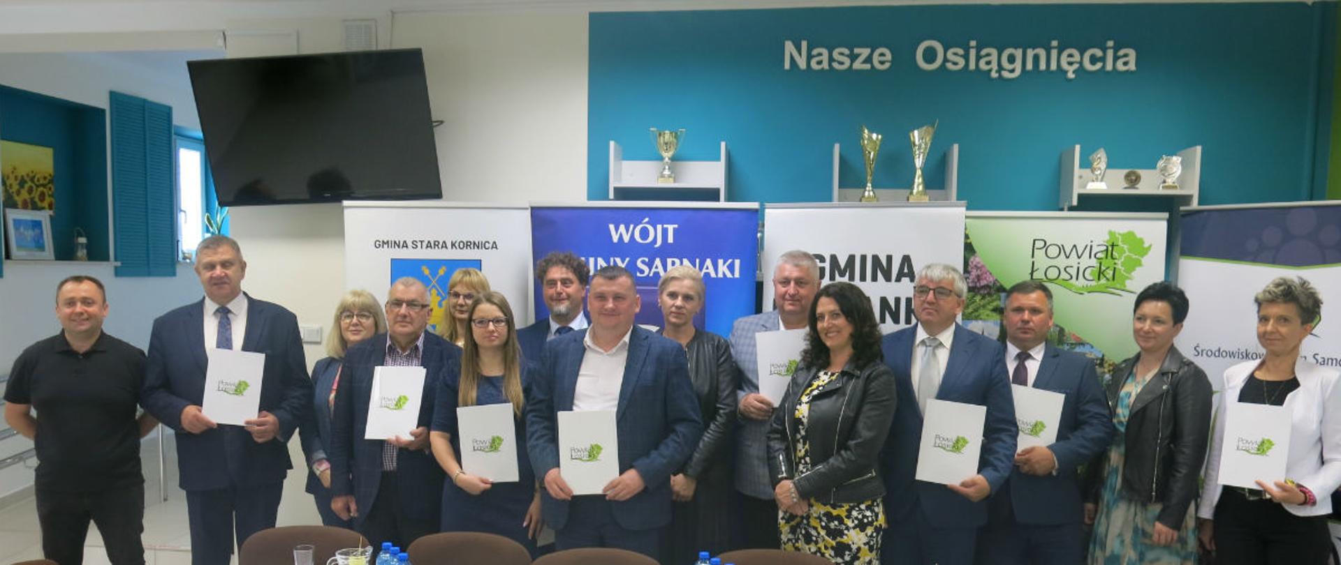 Przedstawiciele samorządów powiatu łosickiego podpisujący porozumienie w sprawie utworzenia Całodobowego Centrum Opiekuńczo-Mieszkalnego