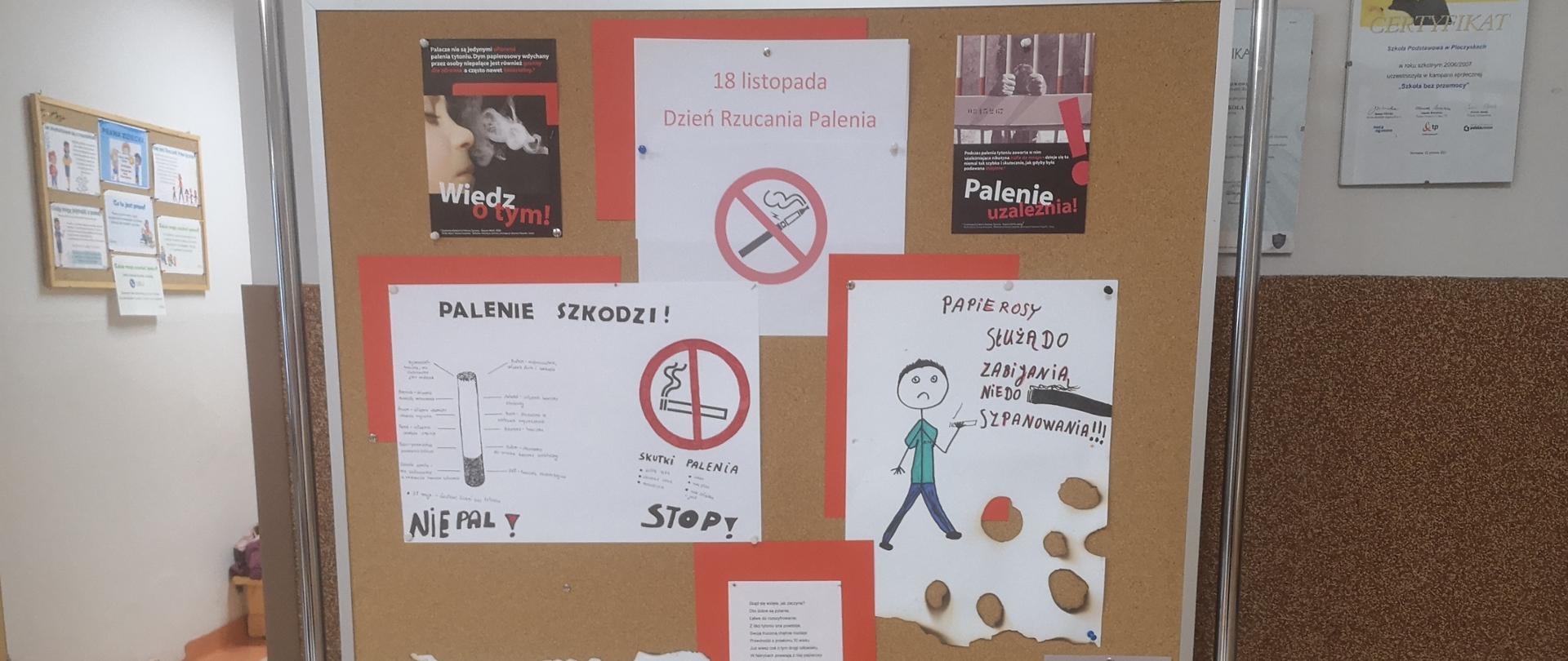 gazetka na szkolnym korytarzu
