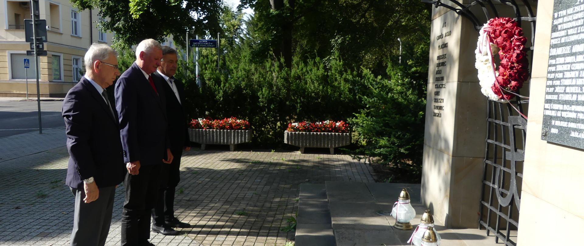Hołd powstańcom warszawskim w godz. W
