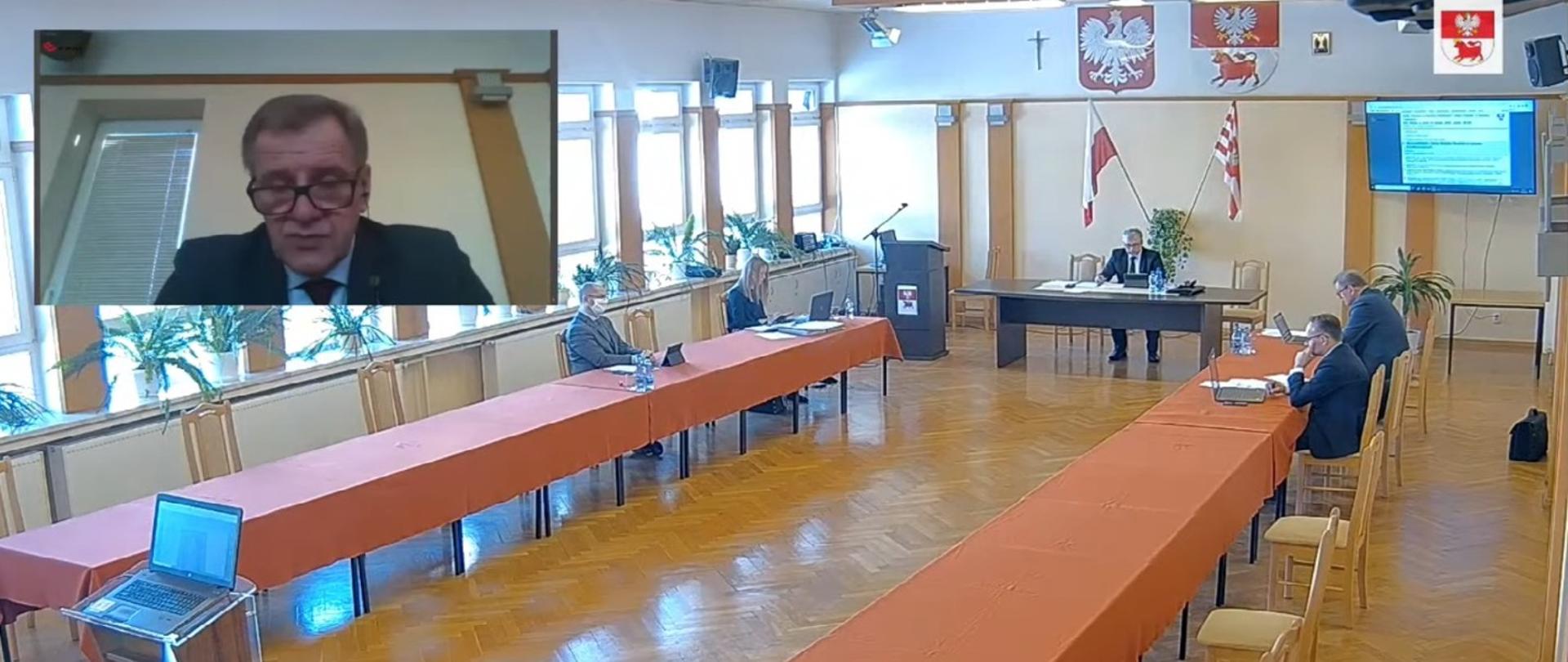 Zdalne obrady 22. sesji rady powiatu – sprawozdanie z prac zarządu przedstawia starosta Sławomir Jerzy Snarski