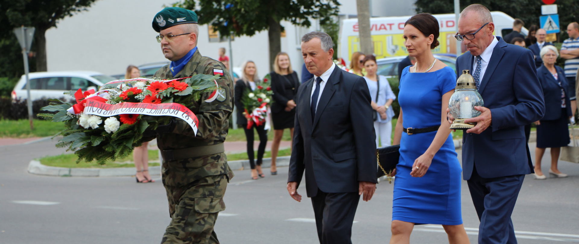 delegacja z powiatu zambrowskiego składa wieniec