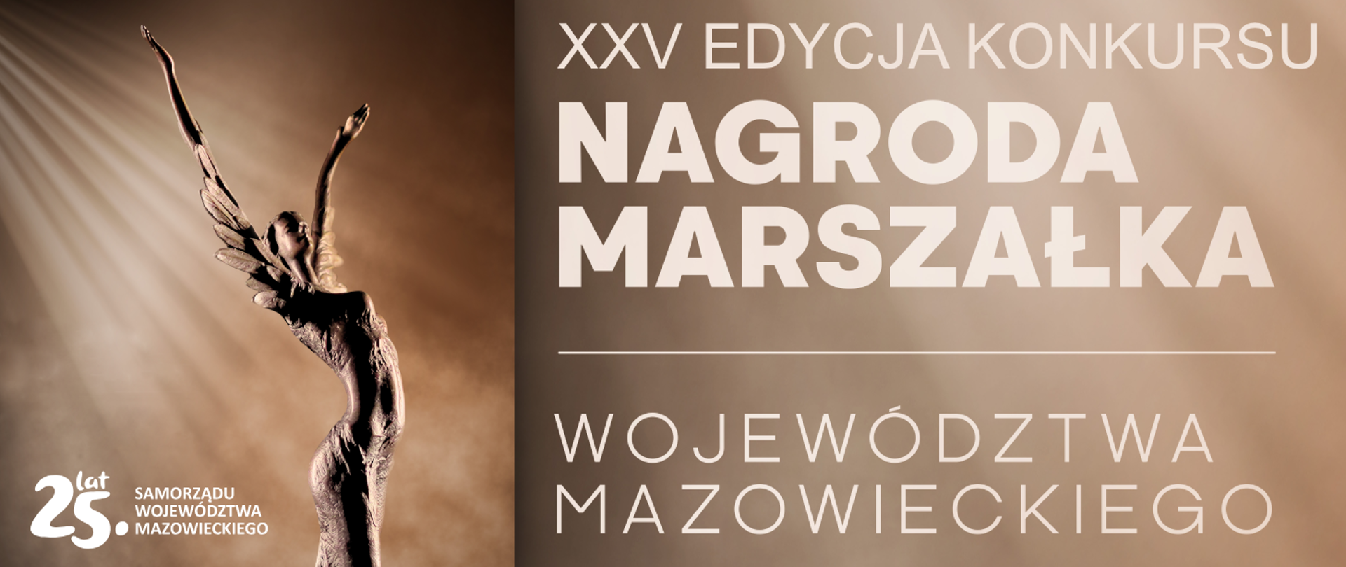 Na banerze widzimy po prawej stronie biały napis na brązowym tle o treści XXV Edycja Konkursu Nagroda Marszałka Województwa Mazowieckiego. Po lewej stronie również na brązowym tle, na które padają białe, jasne promienie widzimy część statuetki z brązu przedstawiającą młodą kobietę o smukłej sylwetce stojącą w pozycji wygiętej w tył, z wyciągniętymi ku górze rękami. Na części od ramienia do łokcia z rąk wyrastają skrzydła.