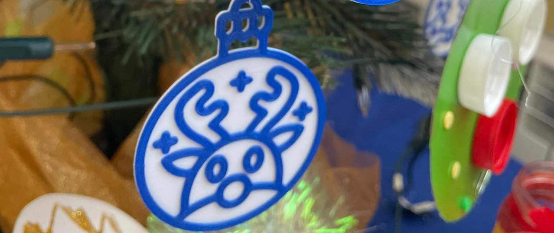 Bombki wydrukowane na drukarce 3D - niebieski dzwonek i renifer na okrągłej bombce