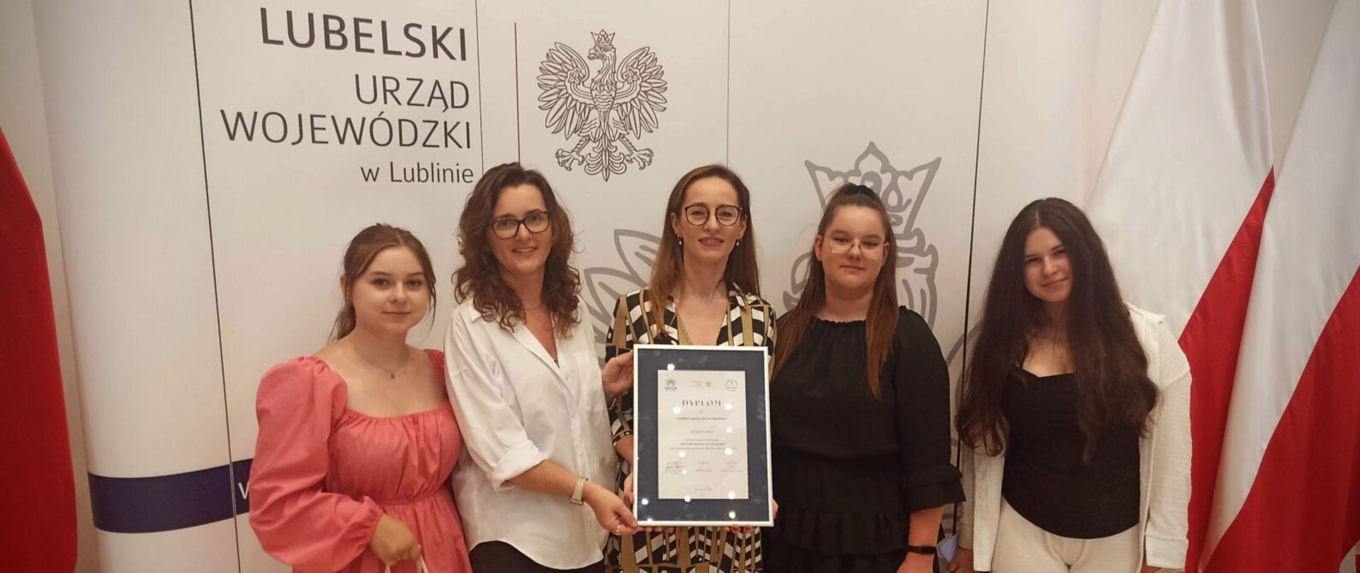 Na zdjęcie widoczne są dwie nauczycielki oraz trzy uczennice Zespołu Szkół nr 3 w Kraśniku wraz z otrzymanym dyplomem za zajęcie II miejsca w Wojewódzkim Konkursie „Jesteśmy razem i blisko siebie”.