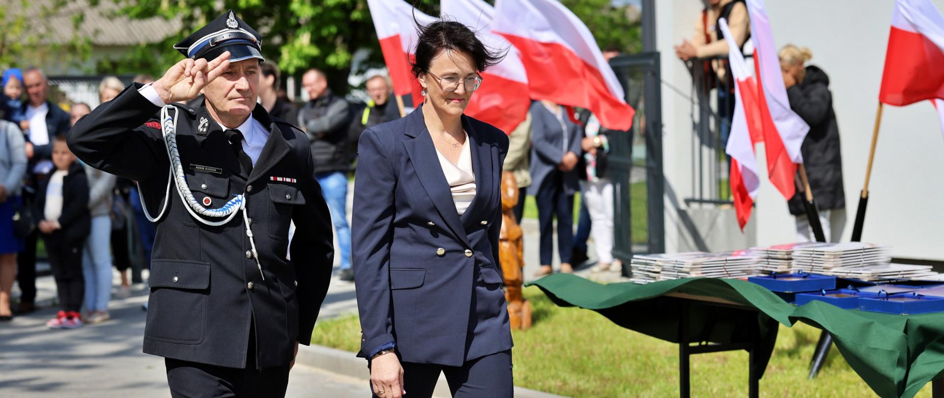 lokalna społeczność podczas obchodów Dnia Strażaka