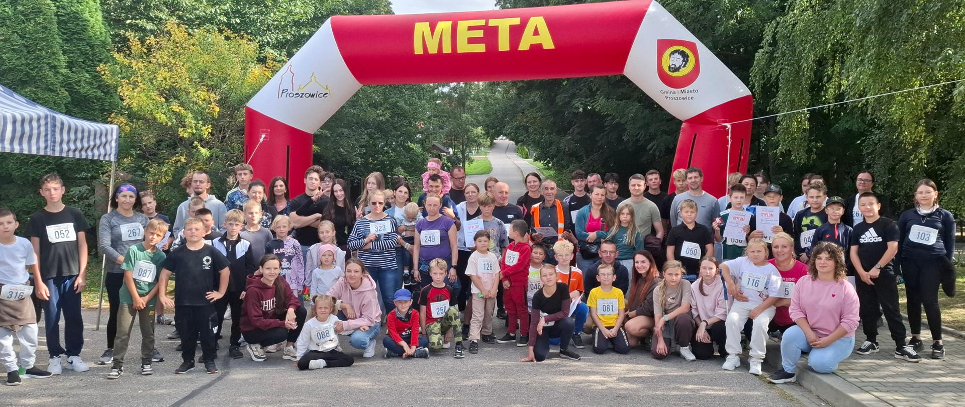 Uczestnicy III Proszowickiego Triathlonu Lotników pozują do wspólnego zdjecia