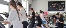 Trening na bieżni uczniów klasy szóstej i siódmej w Kuźni Mocy w Serocku.