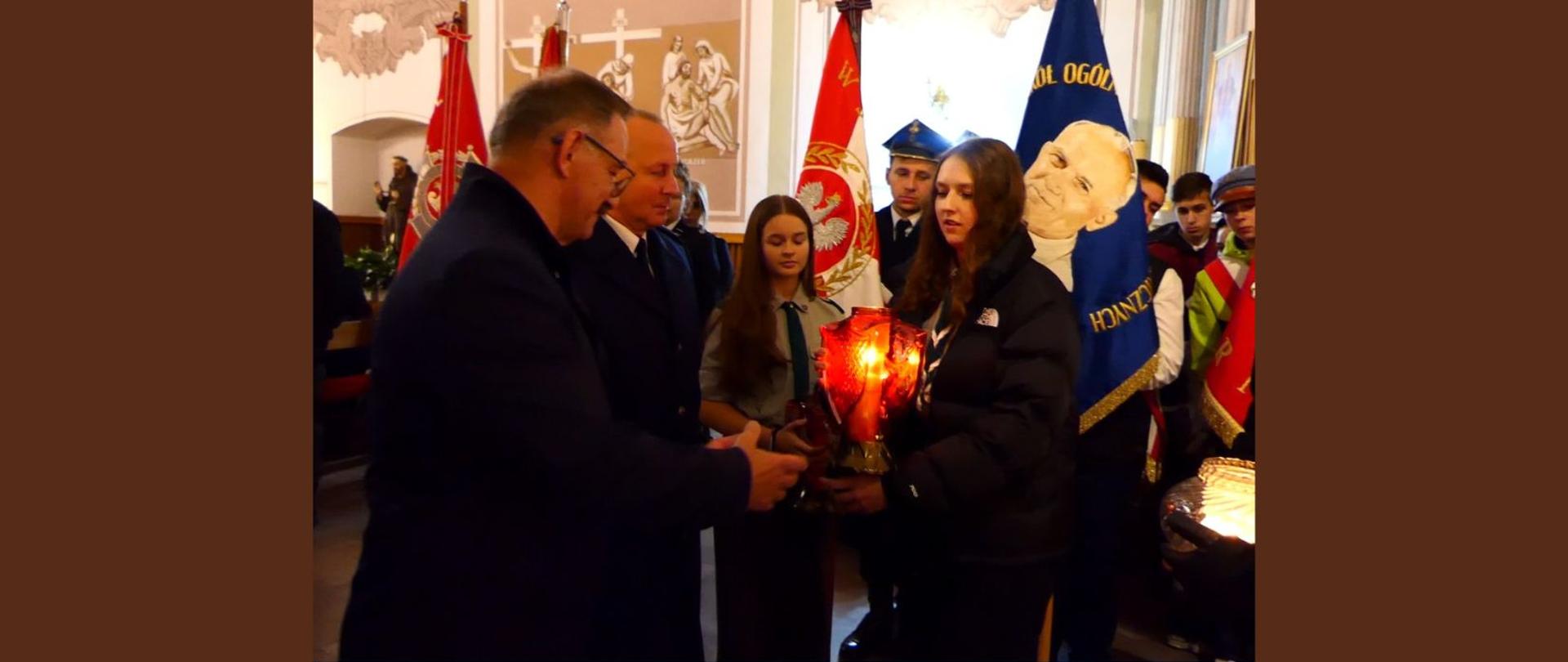 Starosta Lipski odbiera Ogień Niepodległości od harcerzy.