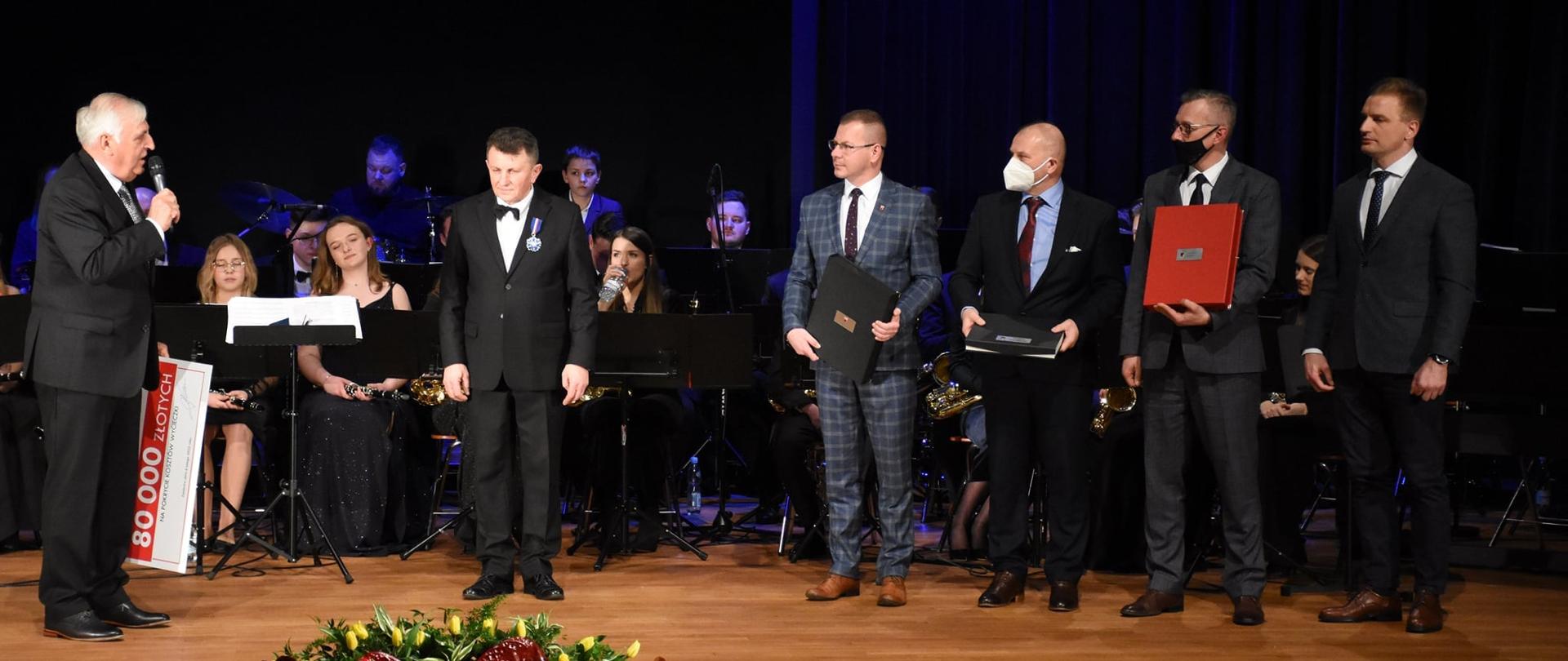 wręczenie gratulacji podczas Jubileuszu 25-lecia Miejskiej Młodzieżowej Orkiestry Dętej Miejskiego Ośrodka Kultury w Zambrowie