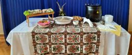 Zdjęcie przedstawia potrawy stojące na stole przygotowane przez wychowanków Specjalnego Ośrodka Szkolno-Wychowawczego w Olbięcinie 