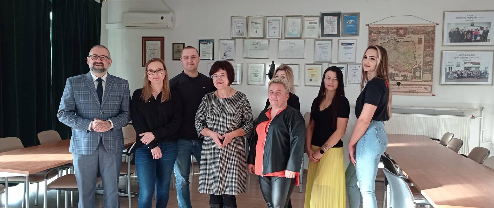 Zdjęcie przedstawia Starostę Przasnyskiego Krzysztofa Bieńkowskiego, Wicedyrektor Powiatowego Urzędu Pracy Annę Obrębską oraz Panią Barbarę Garlińską wraz z nowymi przedsiębiorcami powiatu przasnyskiego tuż po podpisaniu umów na dofinansowanie rozpoczęcia ich działalności gospodarczej.