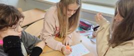 dziewczyny rozwiązują zadanie