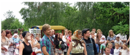 Występ grupy teatralnej z udziałem dorosłych aktorów. 