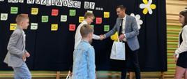 Sołtys Wsi Bielanka wręcza prezenty dla autorów animacji.