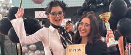 Ewelina, wicemistrzyni konkursu wraz z modelką Brygidą po wręczeniu nagród