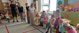 Dzieci i rodzice w trakcie zajęć w sali przedszkolnej
