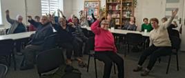 seniorzy podczas zajęć fitness