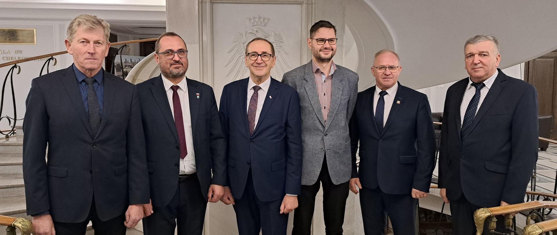 Samorządowcy z powiatu hajnowskiego na wspólnym zdjęciu z Senatorem Panem Jackiem Boguckim. Źródło zdjęcia: Biuro Senatorskie Jacka Boguckiego