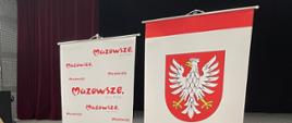 tablica z czerwonym napisem: "Mazowsze", druga tablica z herbem samorządu województwa mazowieckiego