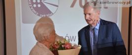 Starosta Zambrowski wręcza bukiet kwiatów Pani Prezes