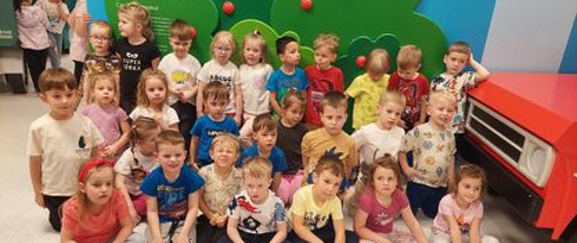 Grupa dzieci w sali zabaw