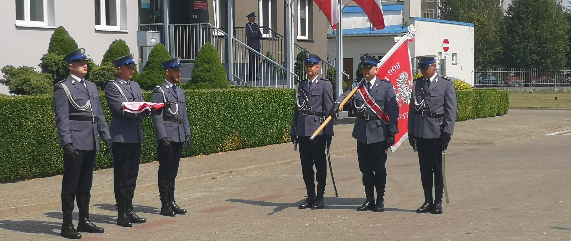Na zdjęciu policjanci ze złożoną flagą Rzeczypospolitej oraz sztandarem jednostki.