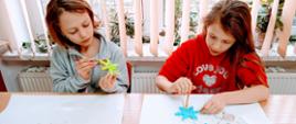 Dziewczynki malują podstawki w kształcie gwiazdek