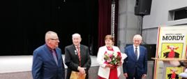Od lewej: Burmistrz Miasta i Gminy Mordy, Jubilaci obchodzący 50- lecie zawarcia związku małżeńskiego oraz Poseł na Sejm RP Krzysztof Tchórzewski