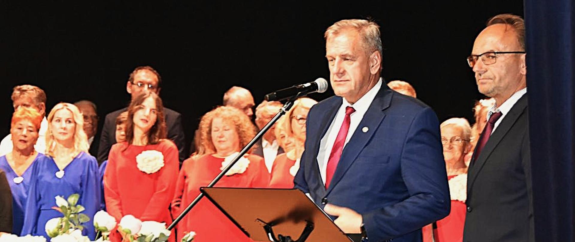 Bielscy starostowie Sławomir Jerzy Snarski i Piotr Bożko składają urodzinowe życzenia ks. mitratowi Leoncjuszowi Tofilukowi (fot.www.Bielsk.eu)