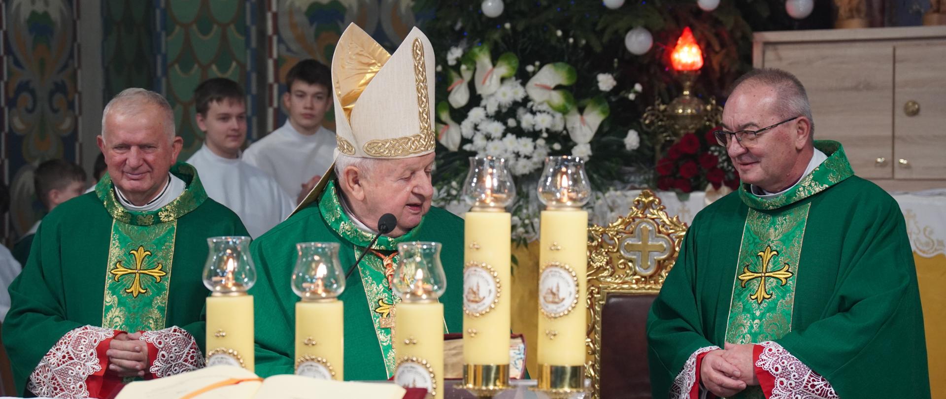 Ksiądz Kardynał wraz z kapłanami i służbą liturgiczną podczas uroczystej mszy świętej jubileuszowej w Szczucinie. 