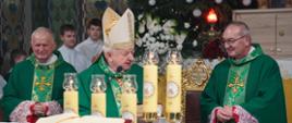 Ksiądz Kardynał wraz z kapłanami i służbą liturgiczną podczas uroczystej mszy świętej jubileuszowej w Szczucinie. 