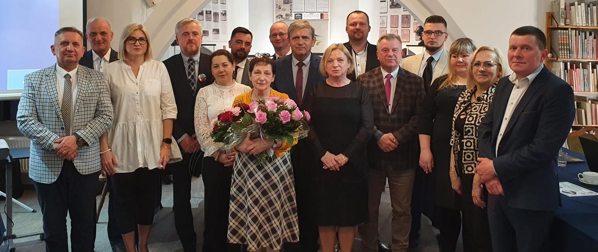 dyrektor biblioteki odeszła na emeryturę