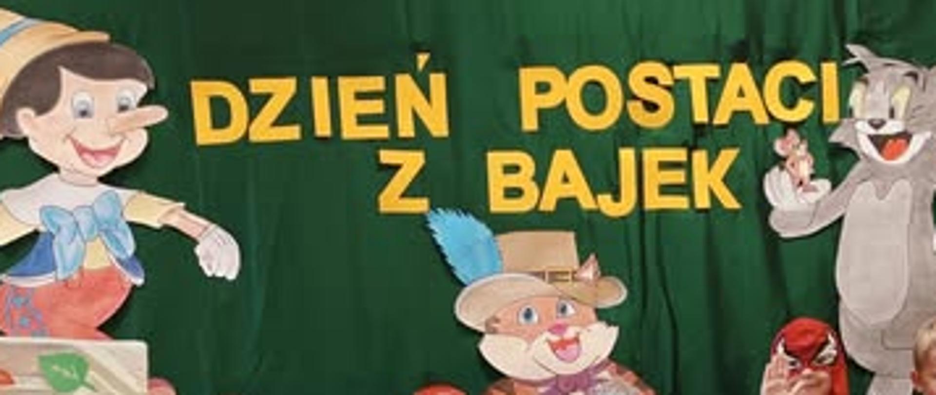 Grupa dzieci siedzi na tle gazetki ( na ciemnozielonym tle znajdują się wielkie papierowe postacie z bajek). Wszyscy pięknie ubrani w różne postacie z bajek. Po prawej stronie dziewczynka trzyma w rękach dużą papierową karocę a po lewej chłopiec konia.