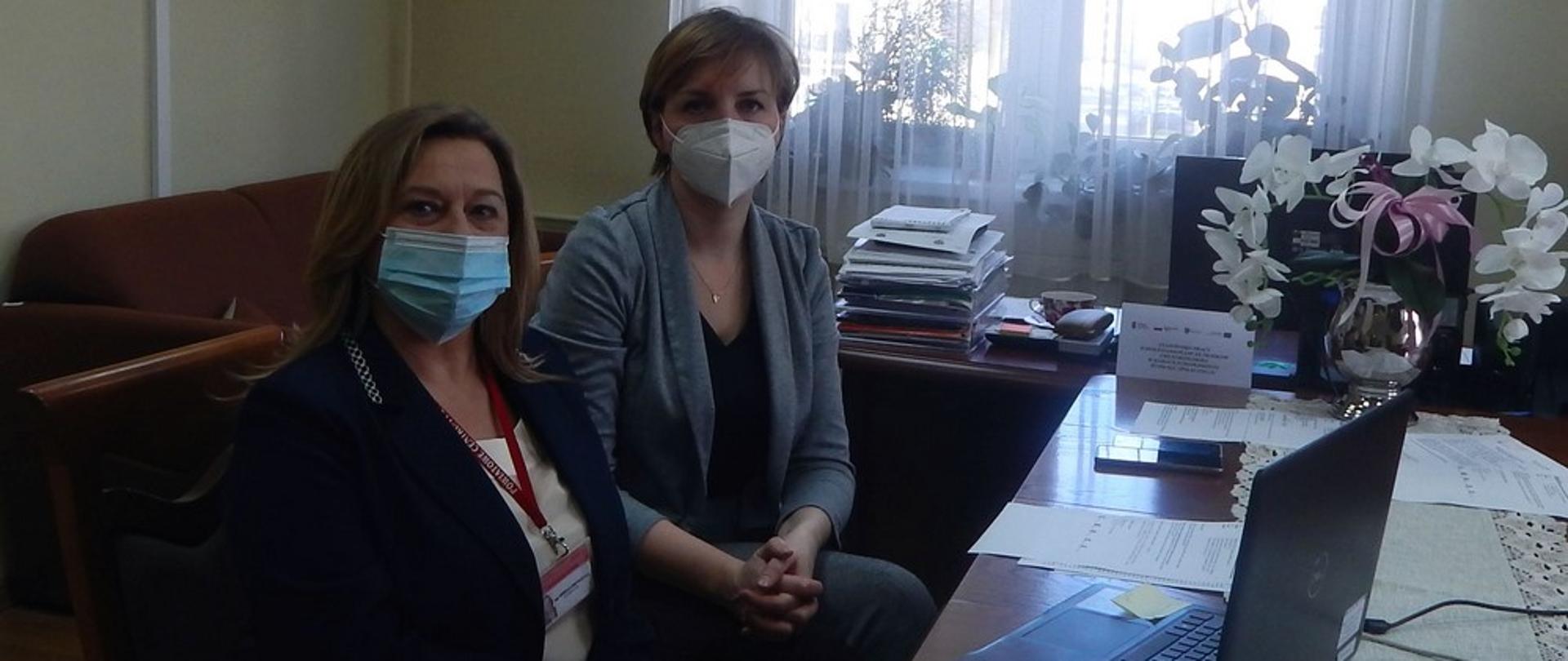 Dyrektor PCPR w Końskich Urszula Przygodzka z Kierownikiem Ośrodka Interwencji Kryzysowej Anną Kołbą– Piekarską