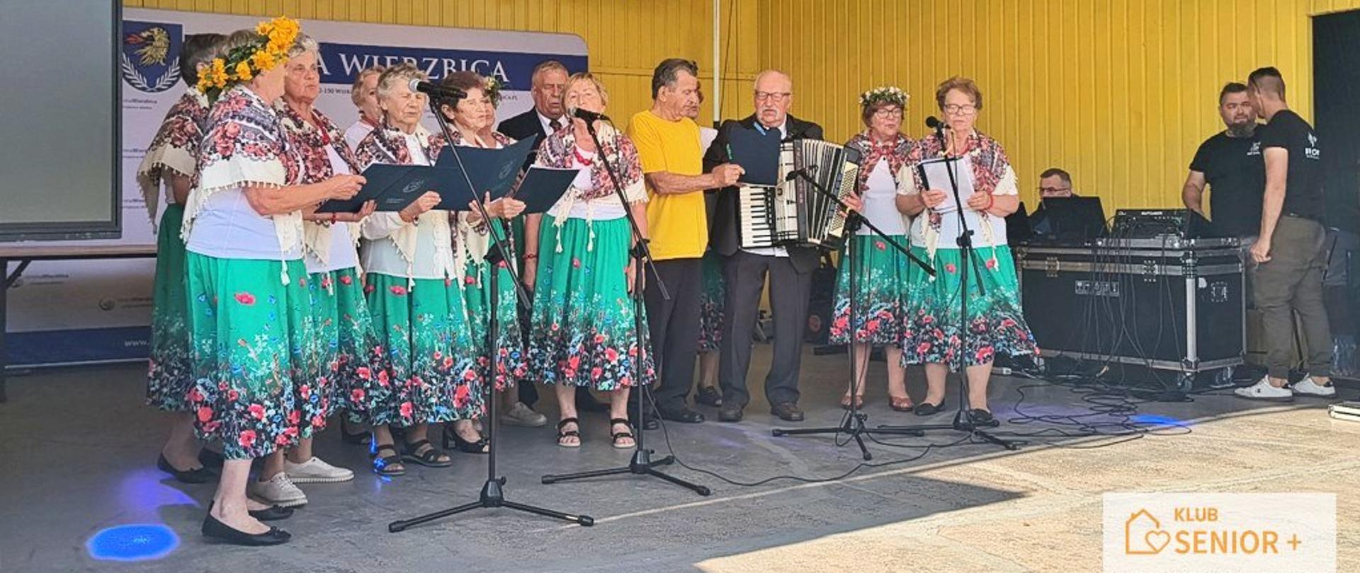 grupowe zdjęcie seniorów podczas imprezy kulturalnej
