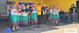 grupowe zdjęcie seniorów podczas imprezy kulturalnej