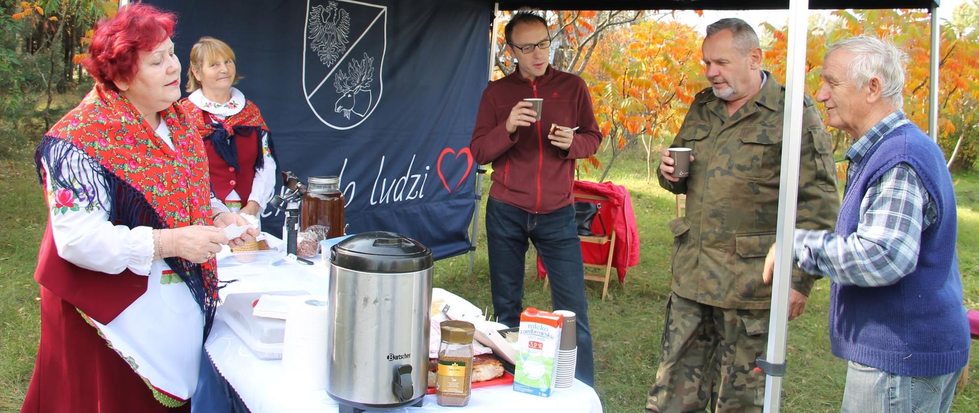 Przed wyjazdem na wykopki - poczęstunek
