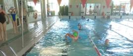 Uczestnicy III Proszowickiego Triathlonu Lotników na basenie