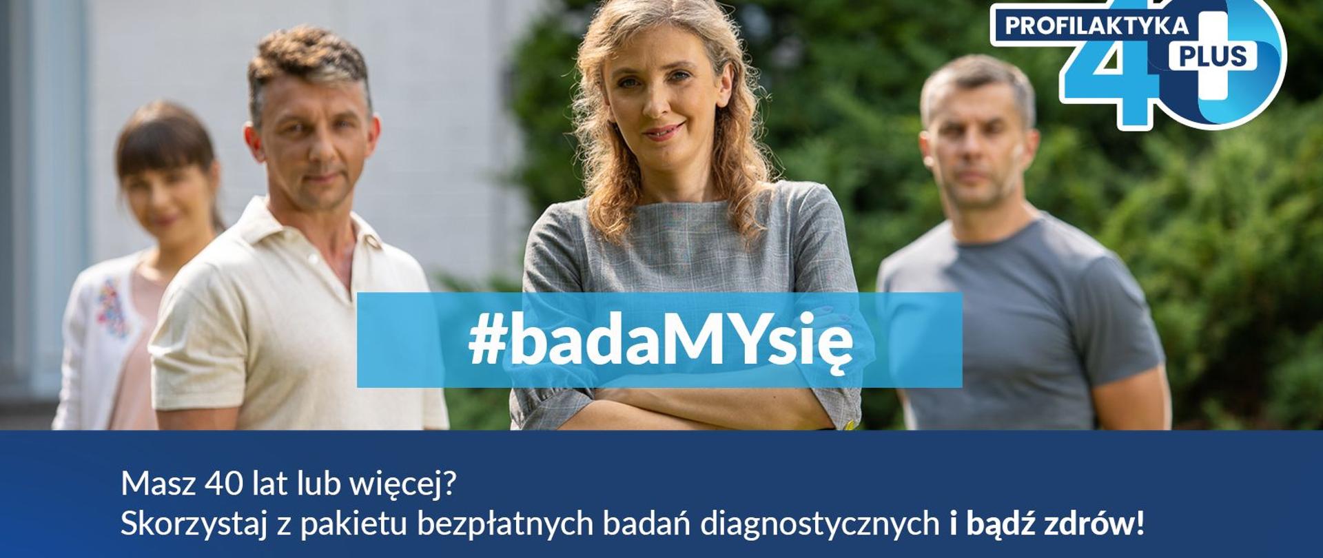 Plakat promujący rządowy program „Profilaktyka 40 PLUS”. Na plakacie widoczne 4 osoby w wieku około 40 lat, dwie kobiety i dwóch mężczyzn. 