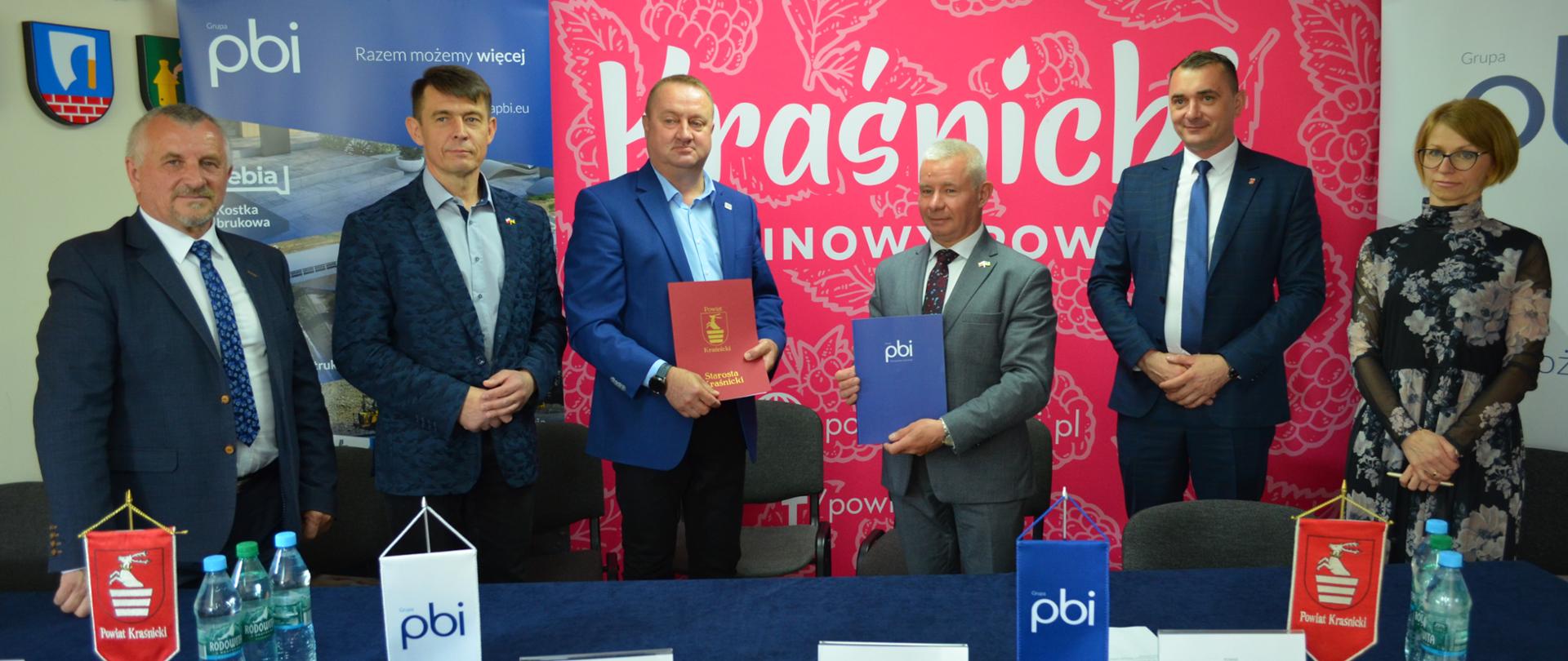 Pamiątkowe zdjęcie po oficjalnym podpisaniu umowy.