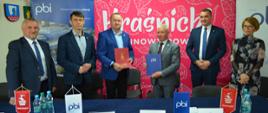 Podpisanie umowy na przebudowę dwóch odcinków dróg powiatowych w dwóch gminach Szastarce oraz Trzydnik Duży, droga powiatowe nr 2740L w miejscowości Polichna Czwarta (gmina Szastarka) oraz 2720L w miejscowości Owczarnia (gmina Trzydnik Duży) .
