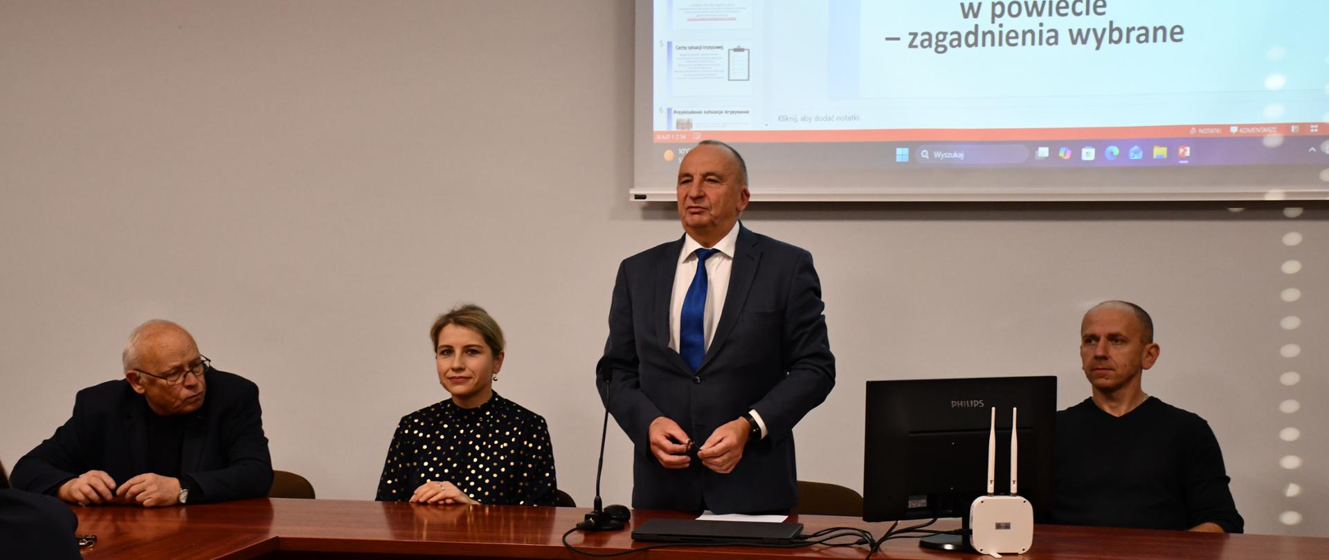 Rozpoczęcie szkolenia obronnego przez Wicestarostę Dąbrowskiego