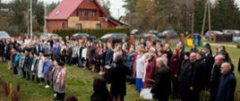 Zdjęcie przedstawia zgromadzonych przed szkołą uczestników obchodu Dnia Niepodległości