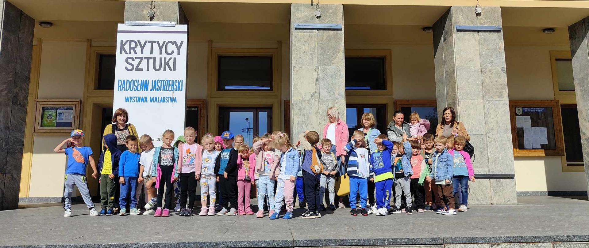 Przedszkolaki przed SCK w Mielcu