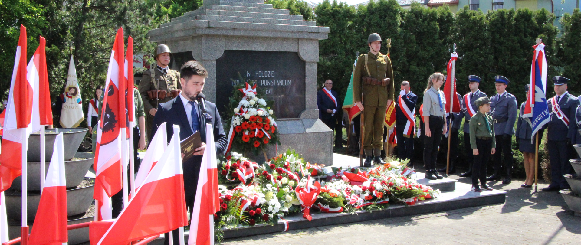 na zdjęciu uroczystość pod pomnikiem pod Pomnikiem Powstania Styczniowego na placu Sikorskiego