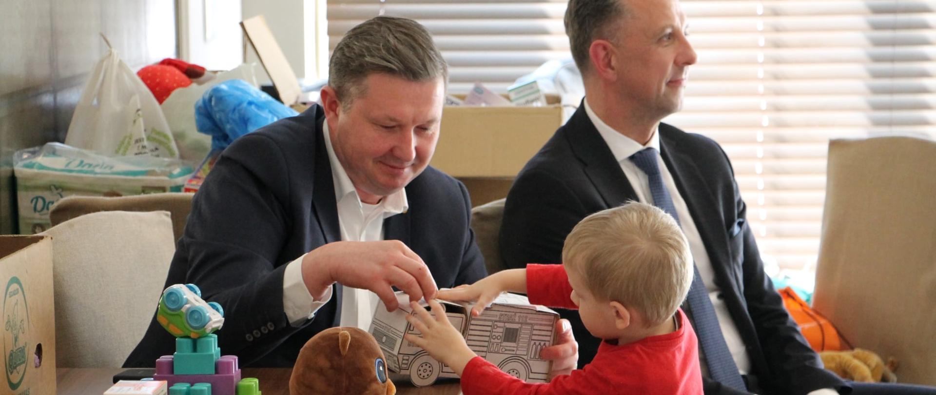 Starosta bawi się z małym chłopcem