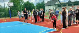 Zadania sportowe na boisku