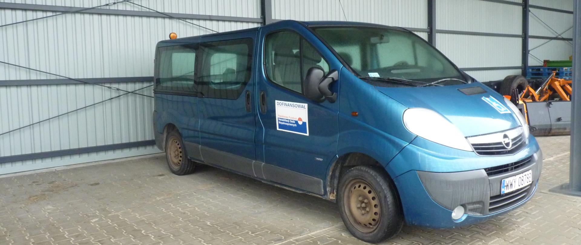 Niebieski bus