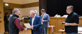 Moment wręczenia medali i dyplomów